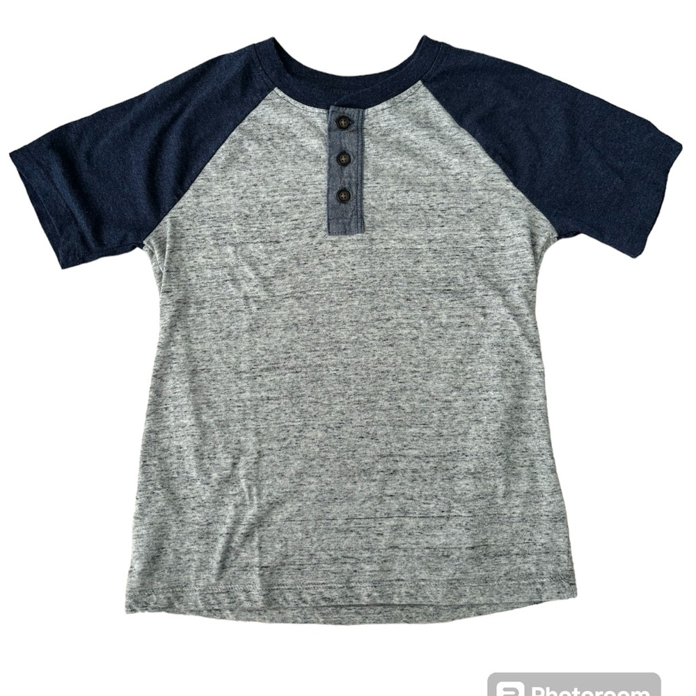 Cat& Jack Boys Henley short sleeved size small 6-7
